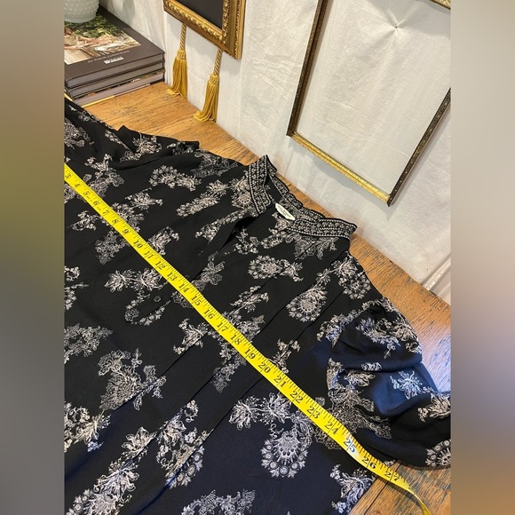 MAX STUDIO LONDON – Black Floral Blouse (1X) - Picture 10 of 11